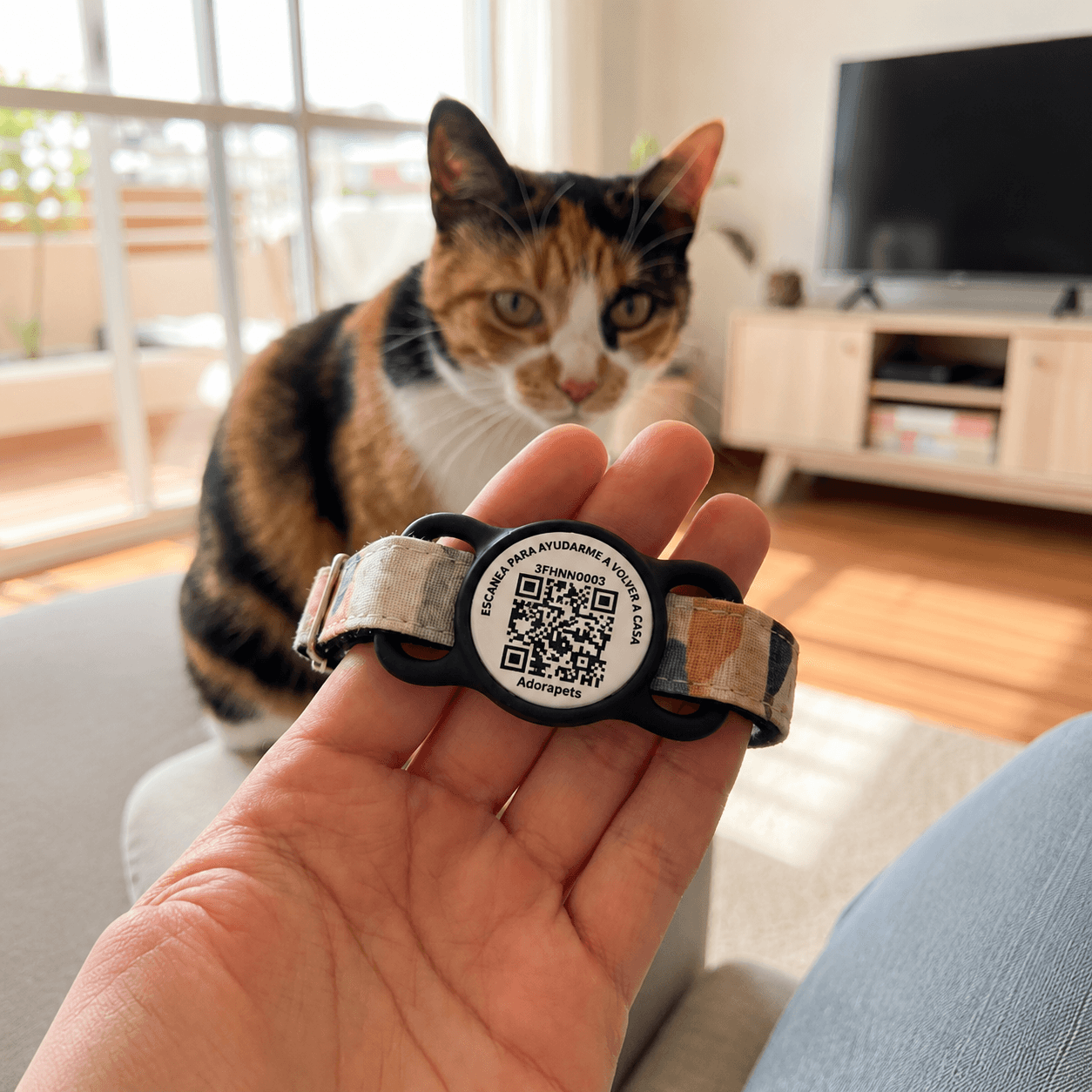 Una placa AdoraPets ID con QR junto a una mascota